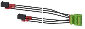 Schwarz-grüne Steckverbindung mit roten Clips, bestehend aus zwei Kabelbündeln, die miteinander verbunden sind.