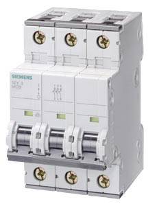 Ein dreipoliger Leitungsschutzschalter von Siemens, Modell 5SY, geeignet für den Schutz elektrischer Stromkreise in Hausinstallationen.
