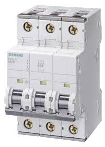 Ein dreipoliger Leistungsschutzschalter von Siemens, geeignet zur Absicherung elektrischer Schaltungen vor Überlastung und Kurzschluss.