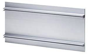 Metallisches U-Profil mit breiten Kanten, meist verwendet im Bauwesen oder bei der Montage von Paneelen und Strukturen.