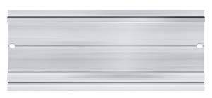 Silberne Rasierklinge mit zwei Löchern in der Mitte, dargestellt auf weißem Hintergrund. Glatte metallische Oberfläche erkennbar.