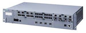 Ein grauer Netzwerk-Switch mit mehreren Ethernet-Ports und Lichtern auf der Vorderseite, geeignet für Serverraum-Infrastruktur.