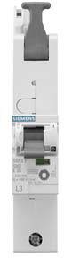 Ein weißer Siemens-Schutzschalter mit grauem Schalter und Beschriftungen. Hauptschalter vorne sichtbar.