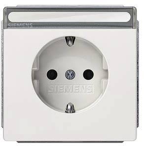 Weiße Steckdose von Siemens mit Schutzart IP44, geeignet für Feuchträume, erkennbar am abgedichteten Rand und Klappdeckel.