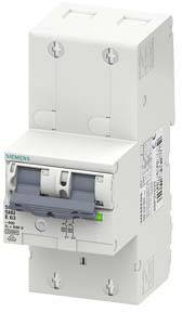 Ein weißer, elektrischer Schutzschalter mit grauen Kippschaltern, montiert auf einer weißen Halterung.