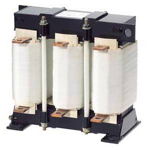 Ein dreiphasiger Transformator mit drei Spulen, befestigt in einem rechteckigen Rahmen, oft in elektrischen Anlagen verwendet.