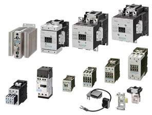 Verschiedene elektrische Geräte und Schalter in unterschiedlichen Größen und Formen, möglicherweise für industrielle Anwendungen.