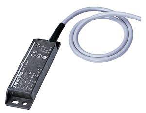 Ein schwarzer Sensor der Marke Siemens mit einem grauen Kabel, geeignet für industrielle Anwendungen. Labels mit technischen Informationen sichtbar.