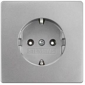 Eine silberne Steckdose mit einem runden Anschluss und zwei Löchern, geeignet für europäische Stecker. Markenzeichen in der Mitte.