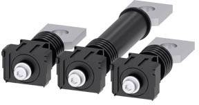 Drei schwarze elektronische Komponenten mit silbernen Anschlüssen, die parallel zueinander angeordnet sind.