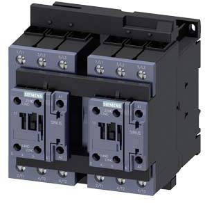 Elektrischer Schütz mit zwei Hauptkontakten von Siemens, verwendet zum Schalten elektrischer Lasten in industriellen Anwendungen.