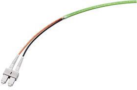 Ein LWL-Kabel mit SC-Steckern an beiden Enden, grün ummantelt mit schwarz und rot markierten Adern, verwendet für Datenübertragung.