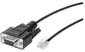 Schwarzes Kabel mit einem VGA-Anschluss und einem RJ45-Stecker, geeignet für Computer- oder Netzwerkverbindungen.