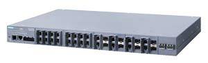 Ein grauer Netzwerk-Switch mit mehreren Ethernet- und Glasfaseranschlüssen, verwendet zur Datenverteilung in einem Computernetzwerk.