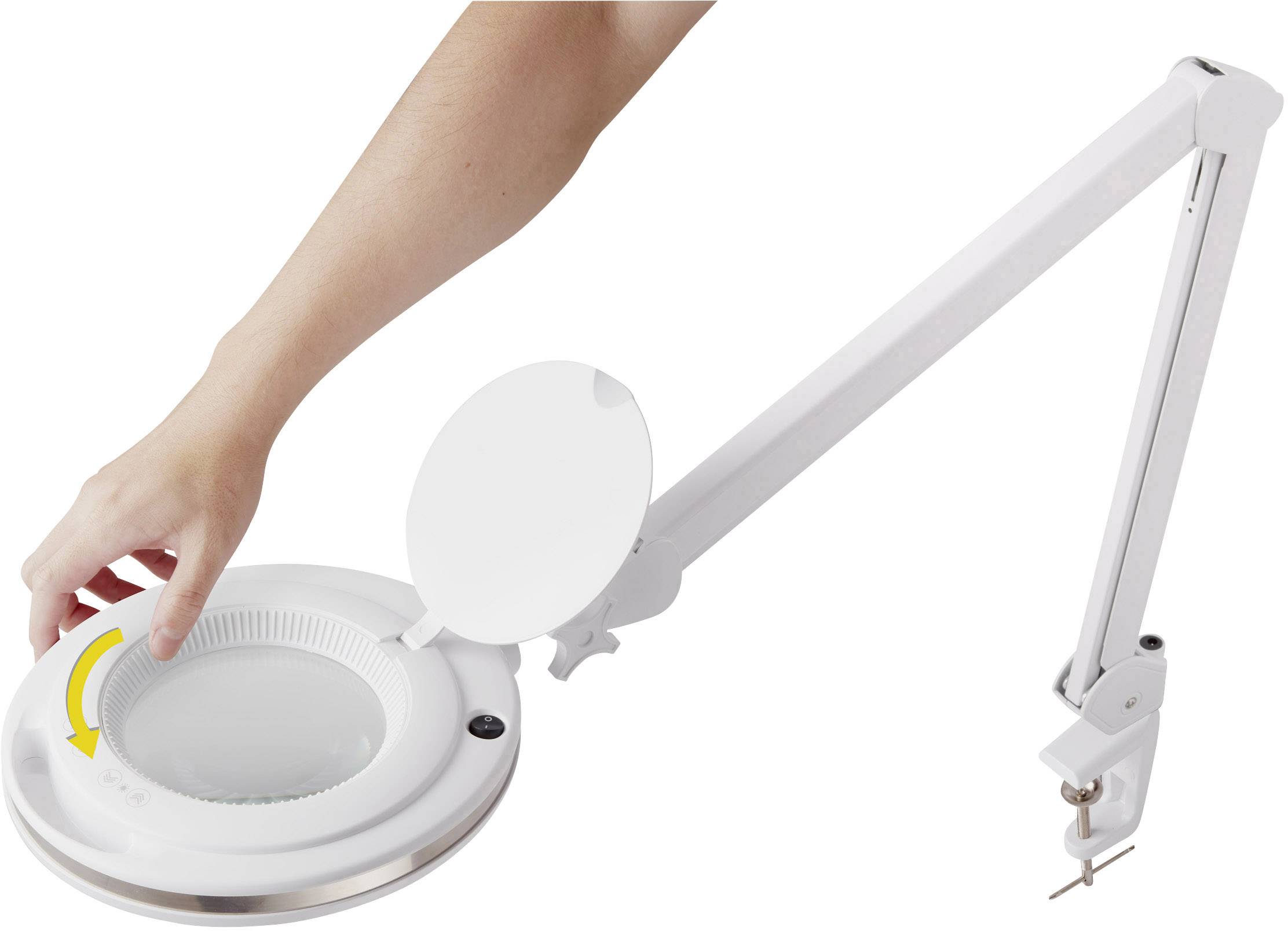 Eine Person justiert eine weiße, vergrößernde Lampe mit flexiblem Arm, indem sie den Lampendeckel öffnet.