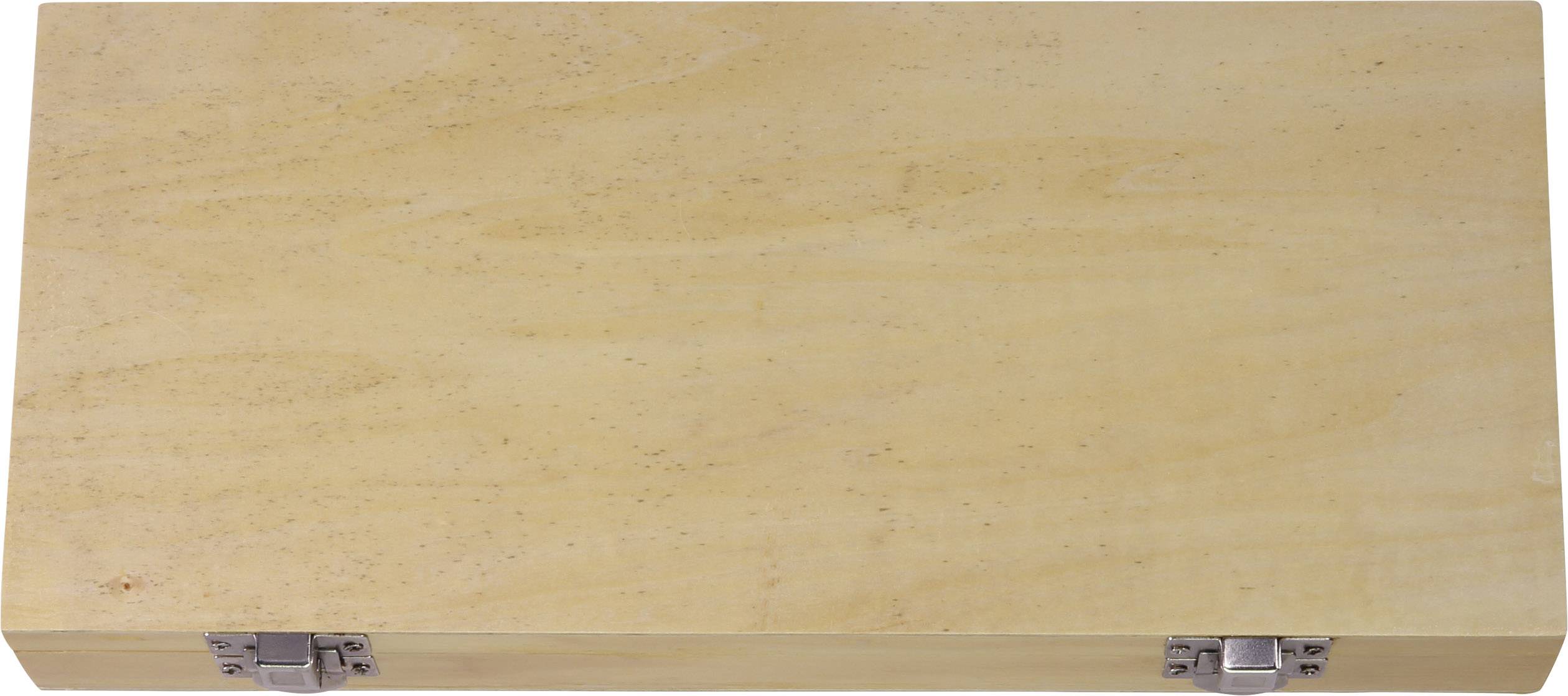 Ein einfacher, rechteckiger Holzkoffer mit zwei Metallschließen an der Vorderseite, geschlossen und ohne sichtbare Gravuren oder Text.