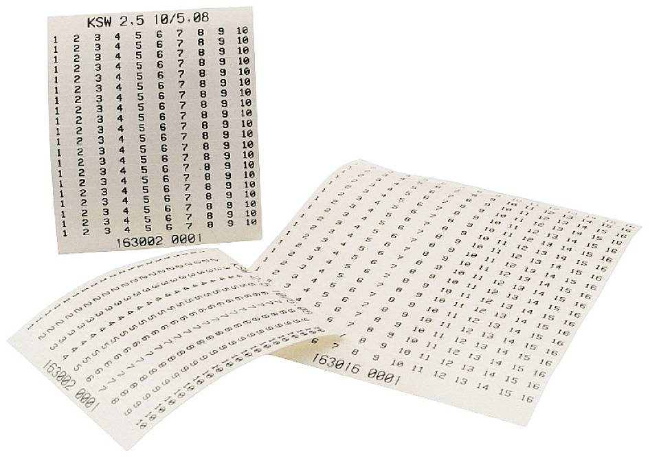 Drei gestanzte Lochkarten mit numerischen Codes, wahrscheinlich zur Dateneingabe oder -speicherung in alten Computersystemen verwendet.