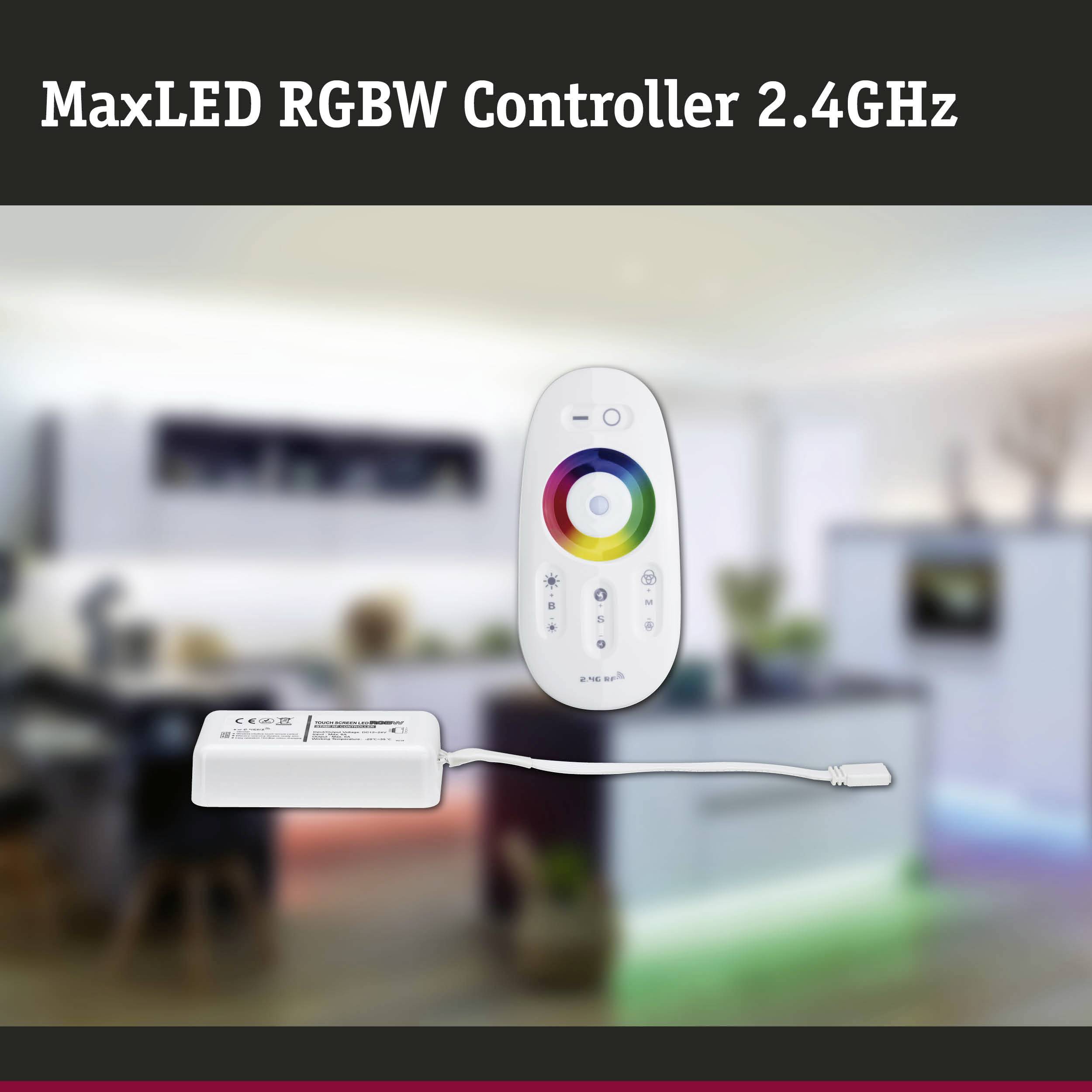 MaxLED RGBW Controller mit Fernbedienung. Hintergrund zeigt ein stilvolles, farbig beleuchtetes Wohnzimmer.