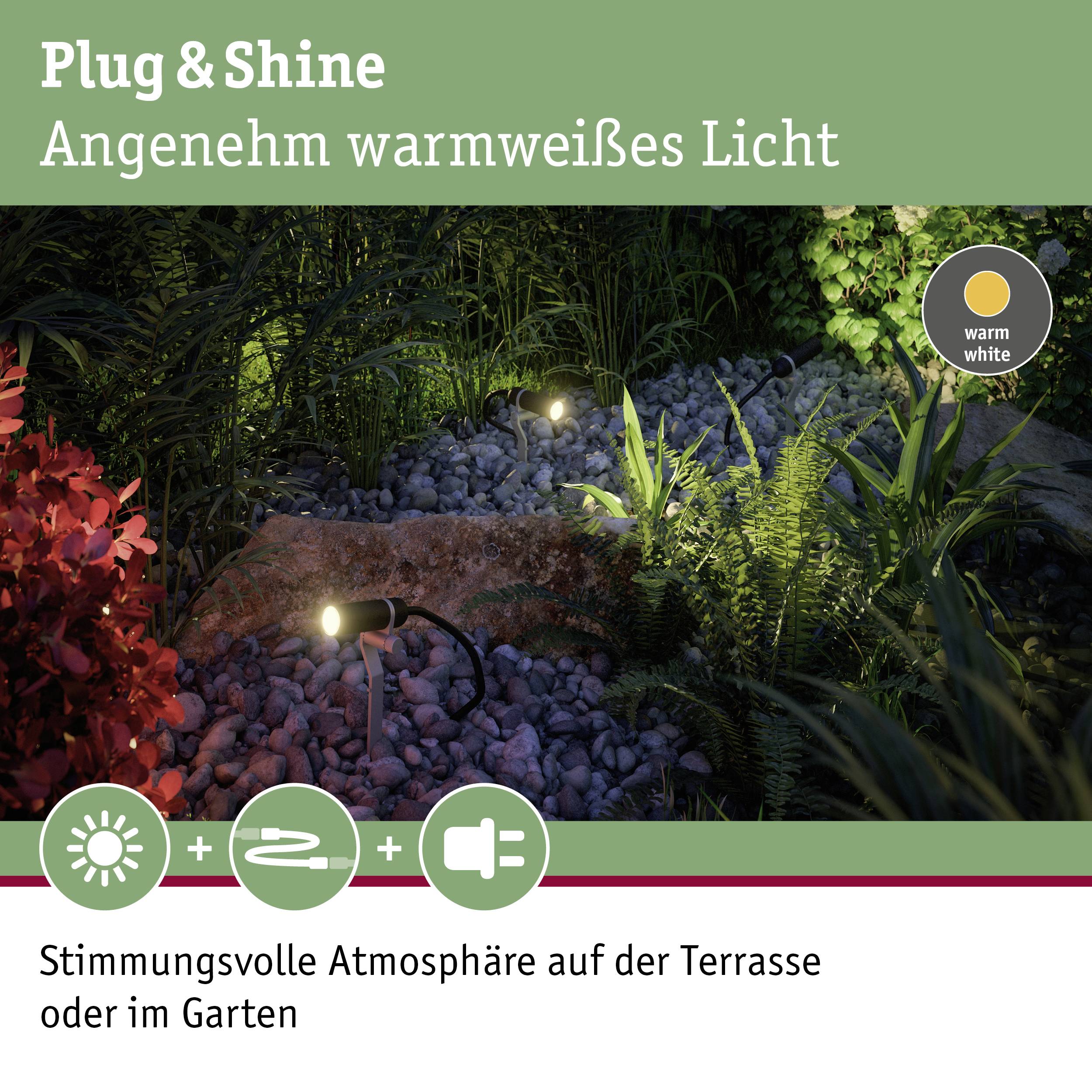 Außenbeleuchtung mit warmweißem Licht beleuchtet Gartenpflanzen. Text: 'Plug & Shine', für angenehme Atmosphäre im Freien.