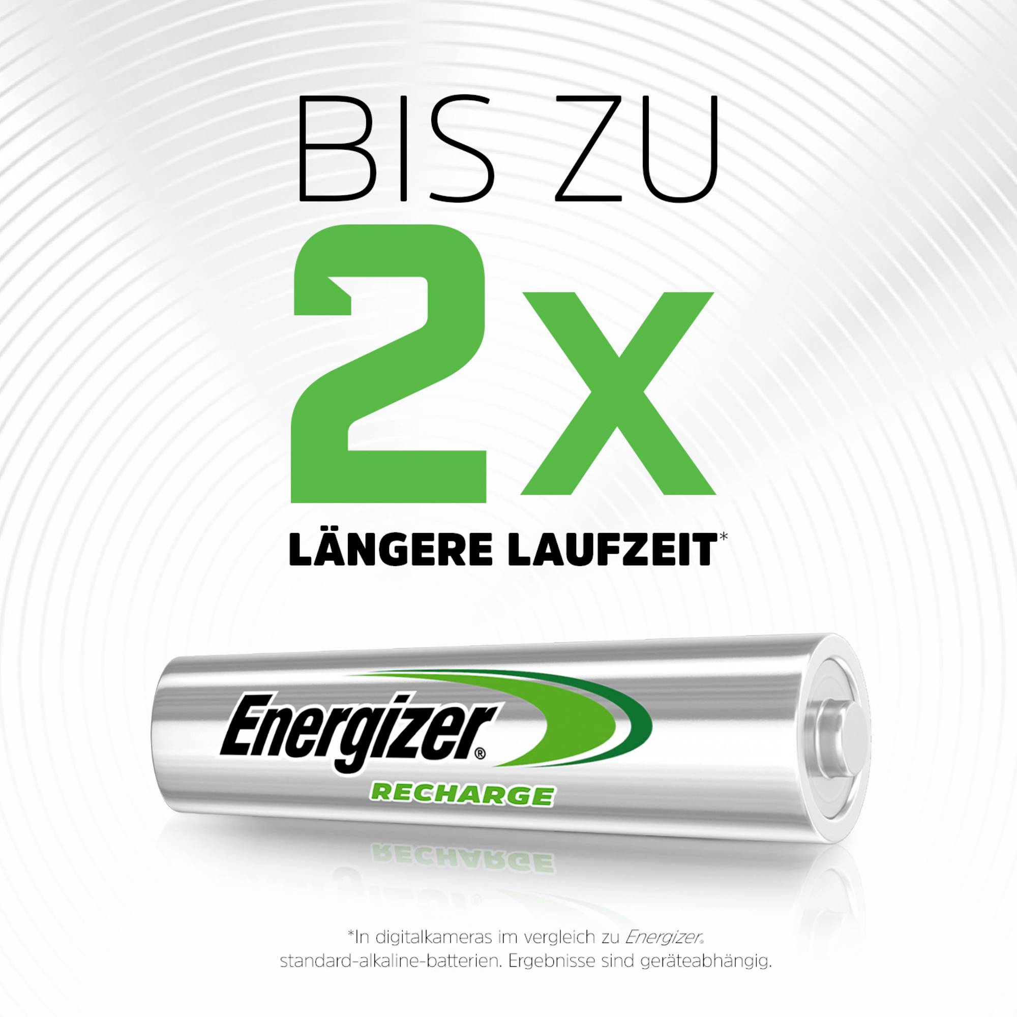 'Bis zu 2x längere Laufzeit' über einer silbernen Batterie mit 'Energizer Recharge'-Logo, weiße texturierte Hintergrund.