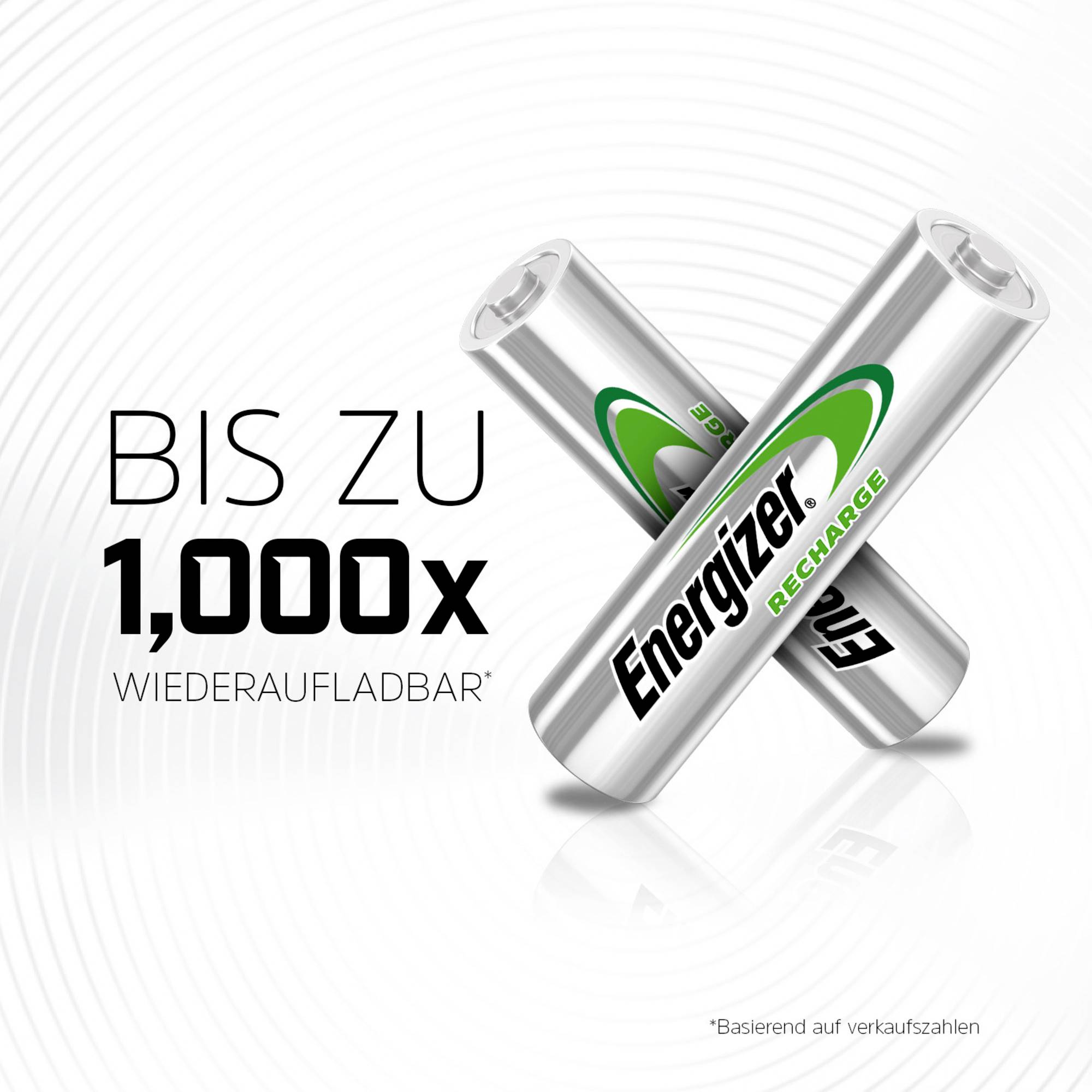 Zwei Energizer AA-Batterien in Kreuzformation mit der Aufschrift 'Bis zu 1.000x wiederaufladbar'. Rechteckige Spiralmuster im Hintergrund.