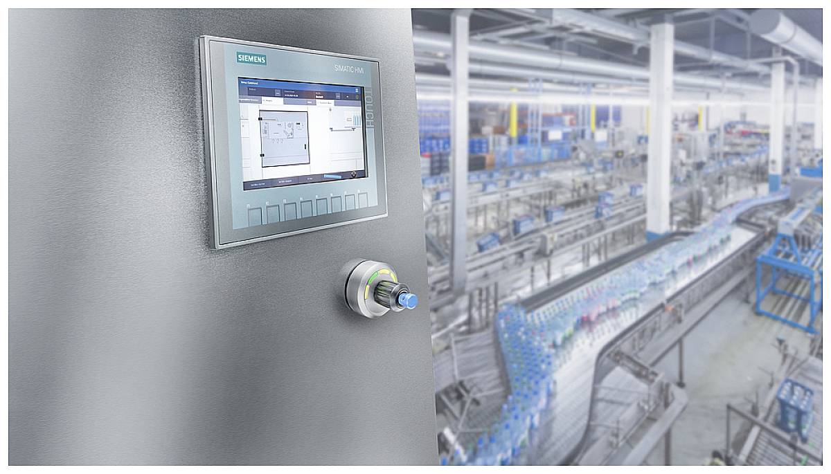 Industrieanlage mit einem Kontrollpanel im Vordergrund und einer Abfülllinie im Hintergrund. Das Panel zeigt Diagramme und Daten.