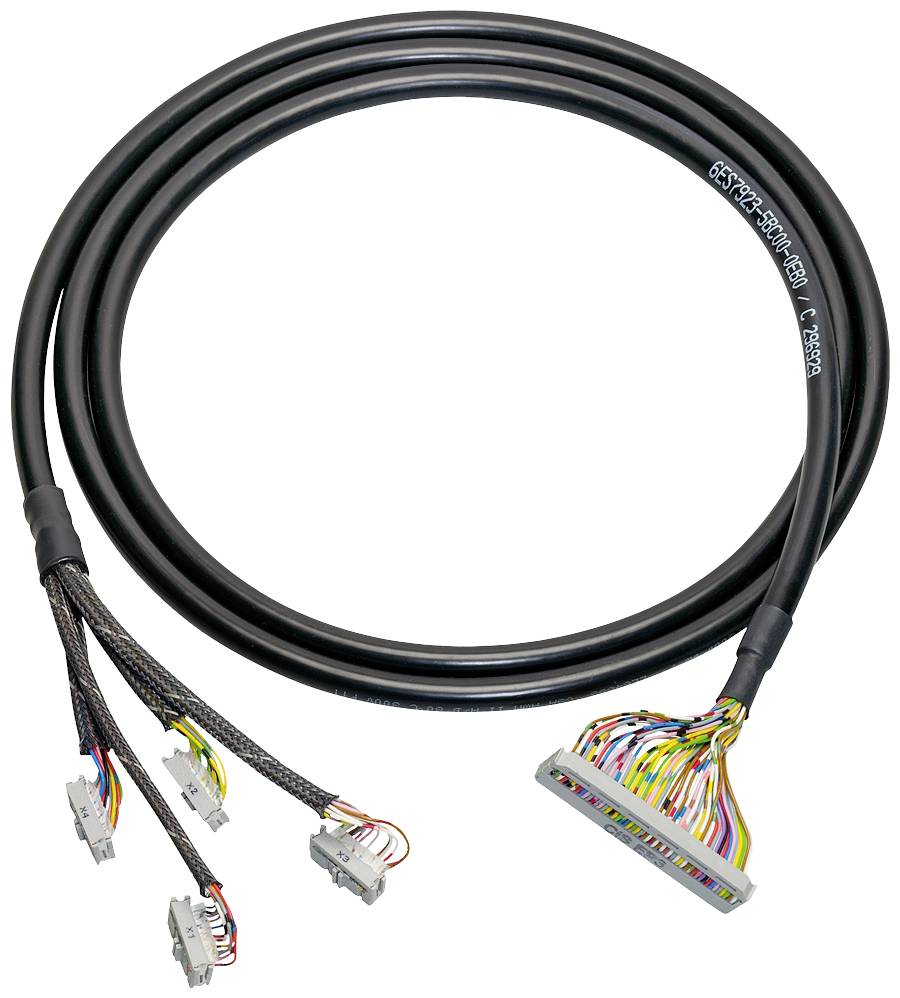 Ein schwarzes Kabel mit mehreren inneren, farbigen Leitungen und drei Steckern. Verwendet für die Datenübertragung in technischen Geräten.