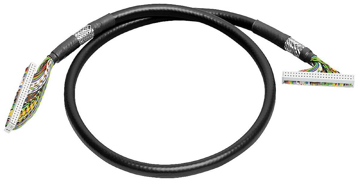 Ein schwarzes Kabel mit freigelegten, farbigen Drähten an beiden Enden.