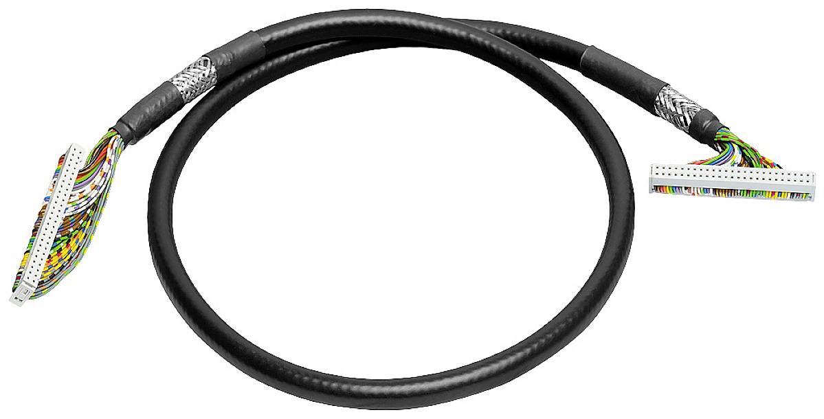 Ein schwarzes, rundes Kabel mit beidseitigen farbigen Drähten und Steckverbindungen, möglicherweise zur Daten- oder Energieübertragung.