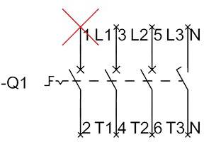 Schaltskizze eines dreiphasigen Stromkreises mit gekreuzten Leitungen und einer roten X-Markierung. Verbindungen zu -Q1 und N.