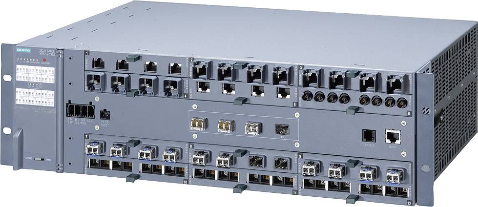 Netzwerk-Switch mit mehreren Ethernet-Ports und Lichtwellenleitern, verwendet in IT-Infrastrukturen zur Datenverwaltung und -übertragung.