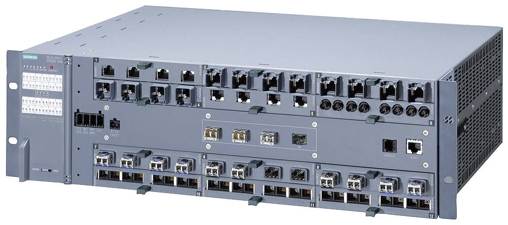 Ein grauer Server-Rack mit mehreren Netzwerkanschlüssen und LED-Anzeigen, geeignet für die Verwaltung von Daten- und Kommunikationsnetzwerken.