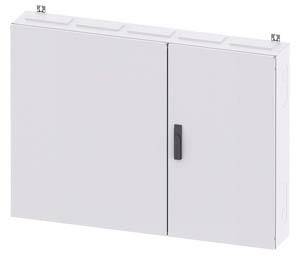 Ein weißer Wandschrank mit zwei Türen, eine Türklinke in der Mitte, aus Metall, zur Aufbewahrung in Büros oder Werkstätten.