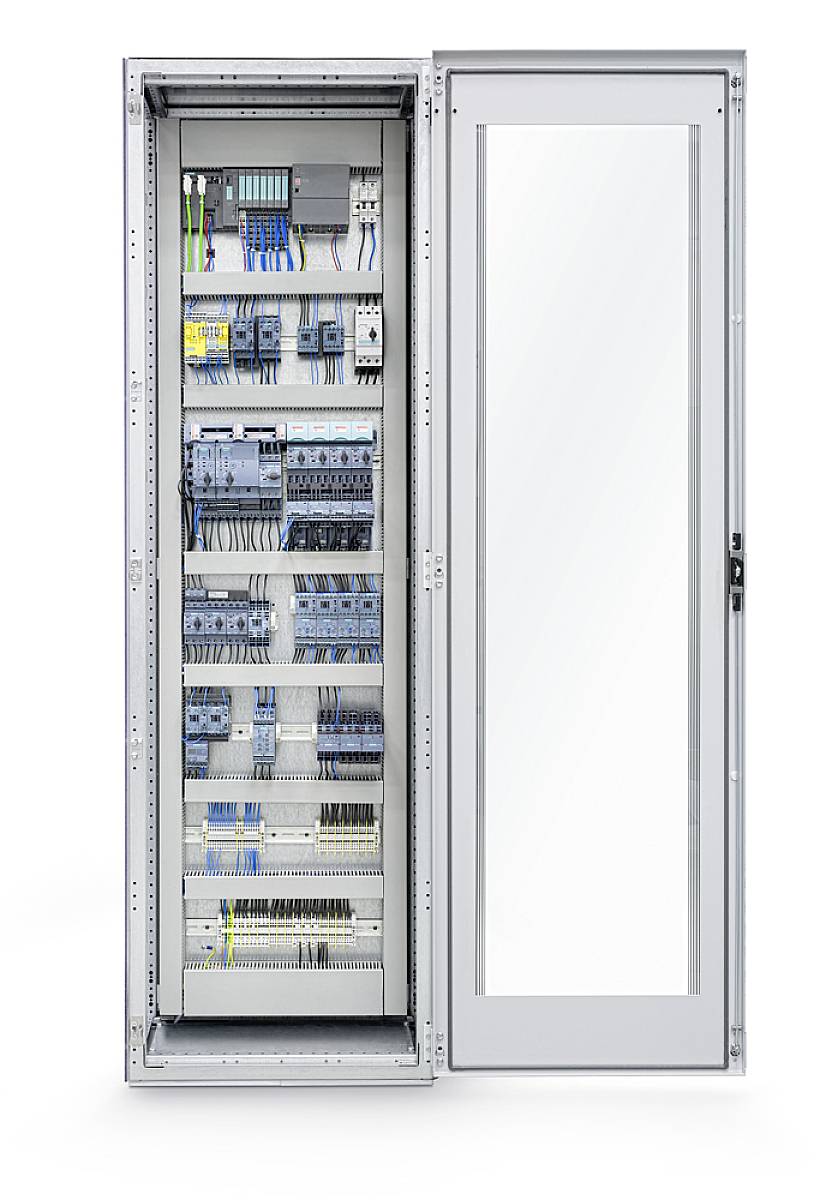 Ein geöffneter Schaltschrank zeigt eine geordnete Anordnung von Schaltgeräten, Kabeln und Leitungen für die elektrische Steuerung.