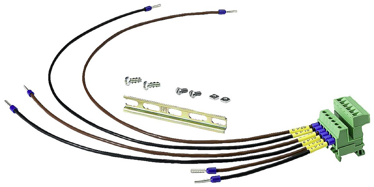 Elektrische Verkabelung mit Schrauben, einer Schiene und einem grünen Verbinder für industrielle Anwendungen.
