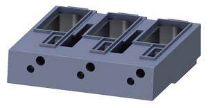 Ein grauer Metallblock mit drei rechteckigen Vertiefungen und mehreren runden Löchern, möglicherweise ein technisches Bauteil.