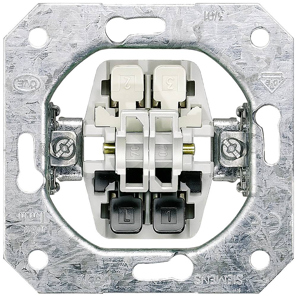Ein elektrischer Lichtschalter in der Einbau-Halterung, ohne Abdeckung, mit sichtbaren Anschlüssen und Schrauben zur Befestigung.