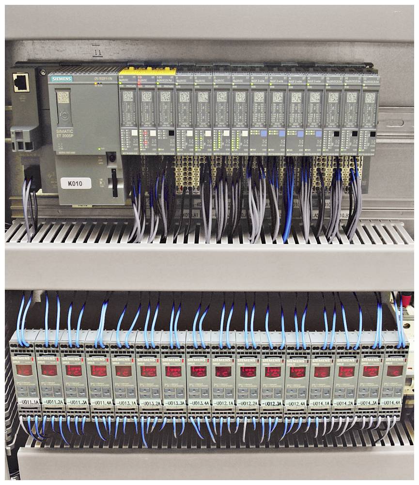 Ein Schaltschrank mit mehreren elektronischen Modulen und Kabelverbindungen; zeigt ein komplexes System zur Steuerung technischer Prozesse.