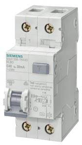 Ein grauer FI-Schalter von Siemens, Modell 5SV3 366-7KK40. Er hat zwei Schalter, dreht sich um Stromschutz und bietet bis zu 40A.