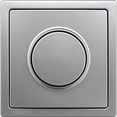 Ein silberner Drehschalter für die Regulierung von Licht in einem Raum, montiert auf einer quadratischen Platte. Markenname unten links.