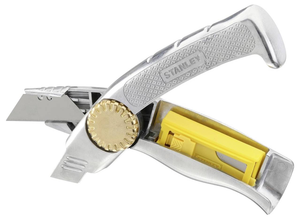 Ein silbernes Stanley-Universalmesser mit gelbem Ersatzklingenfach und einem goldfarbenen Drehknopf zur Klingenverstellung.
