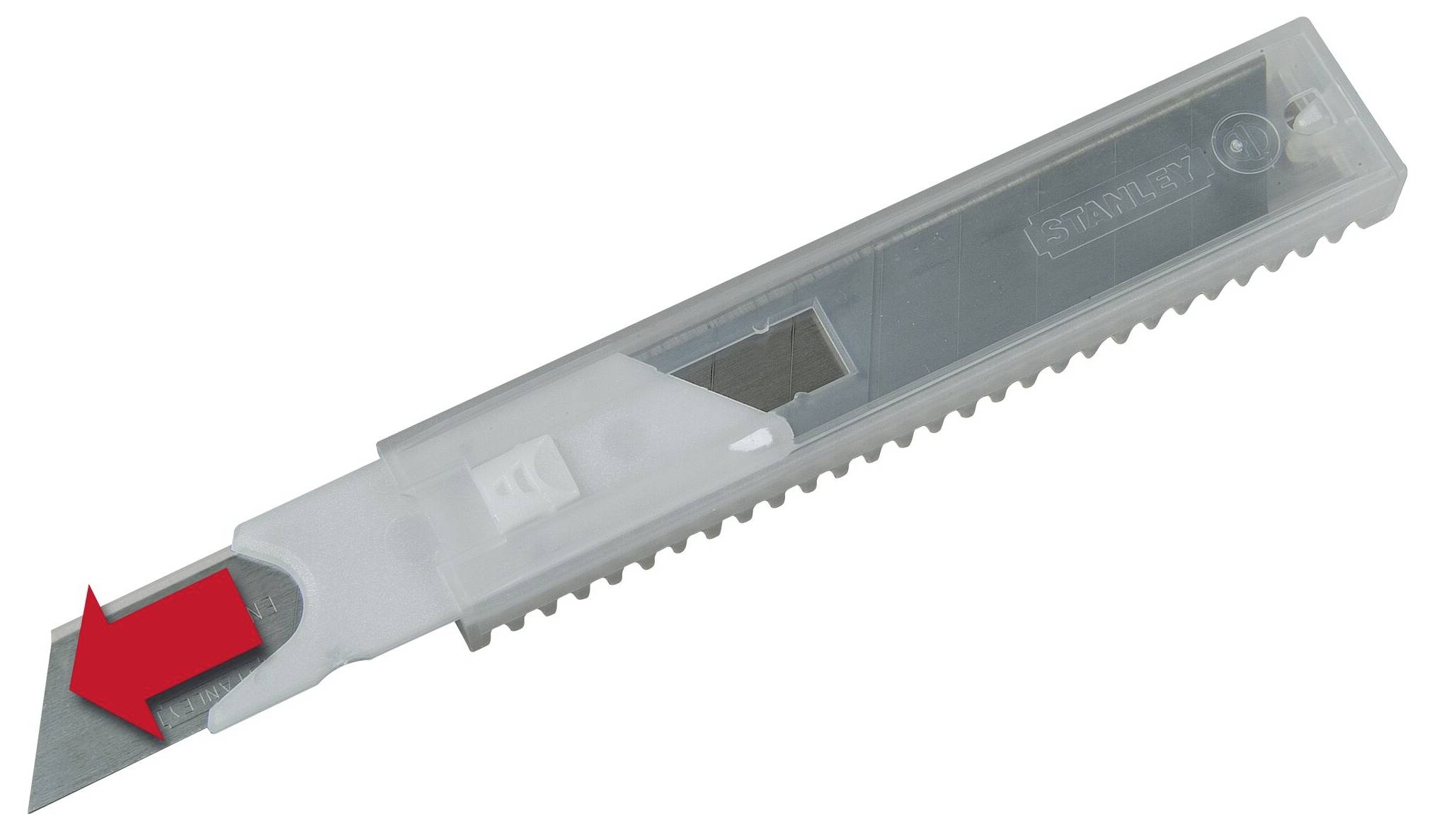 Ein grauer Cutter in einem durchsichtigen Gehäuse mit einfahrbarer Klinge. Ein roter Pfeil zeigt auf die Klinge am Ende.