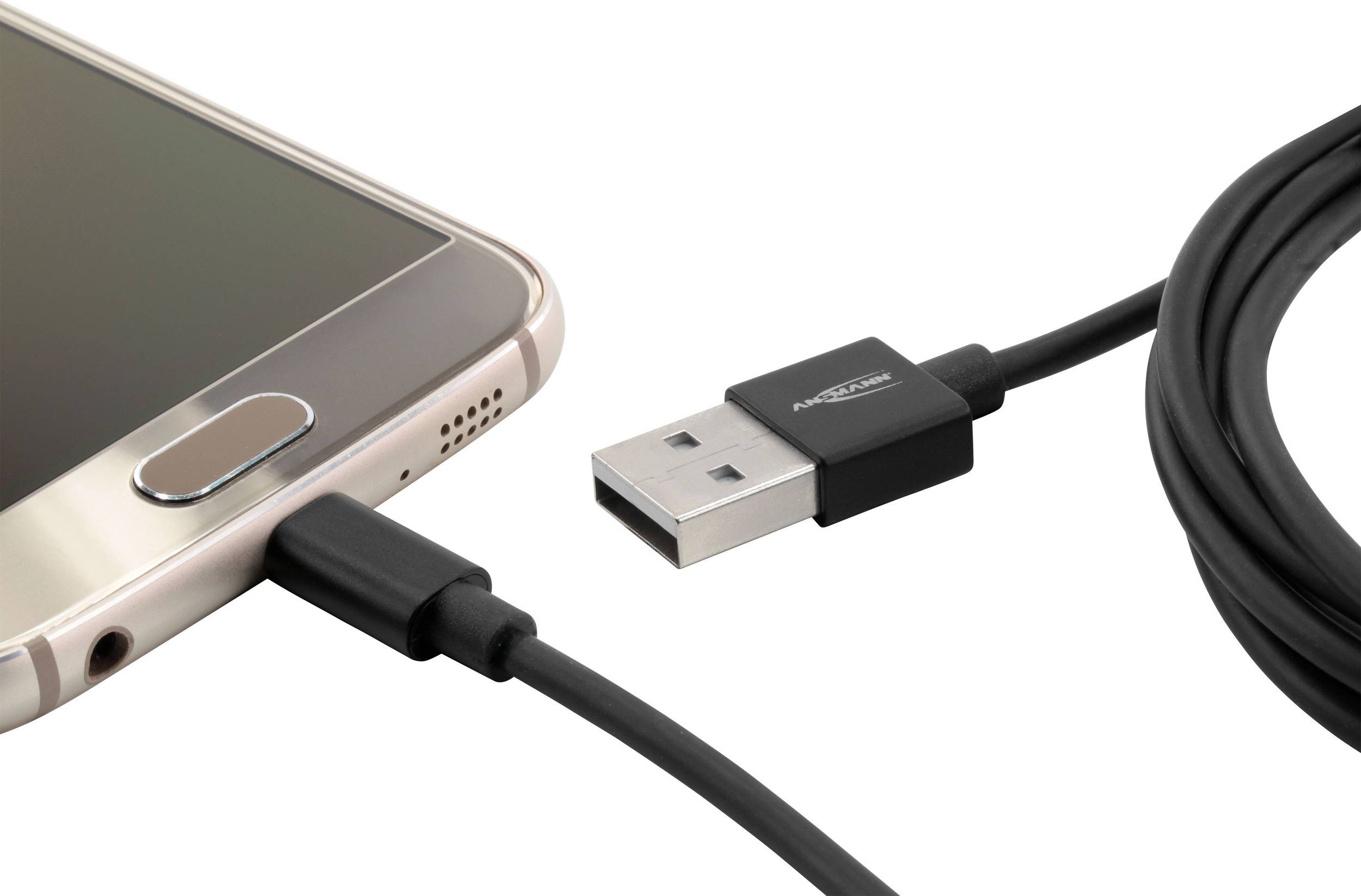 Smartphone mit eingestecktem Ladekabel, daneben ein USB-Stecker.