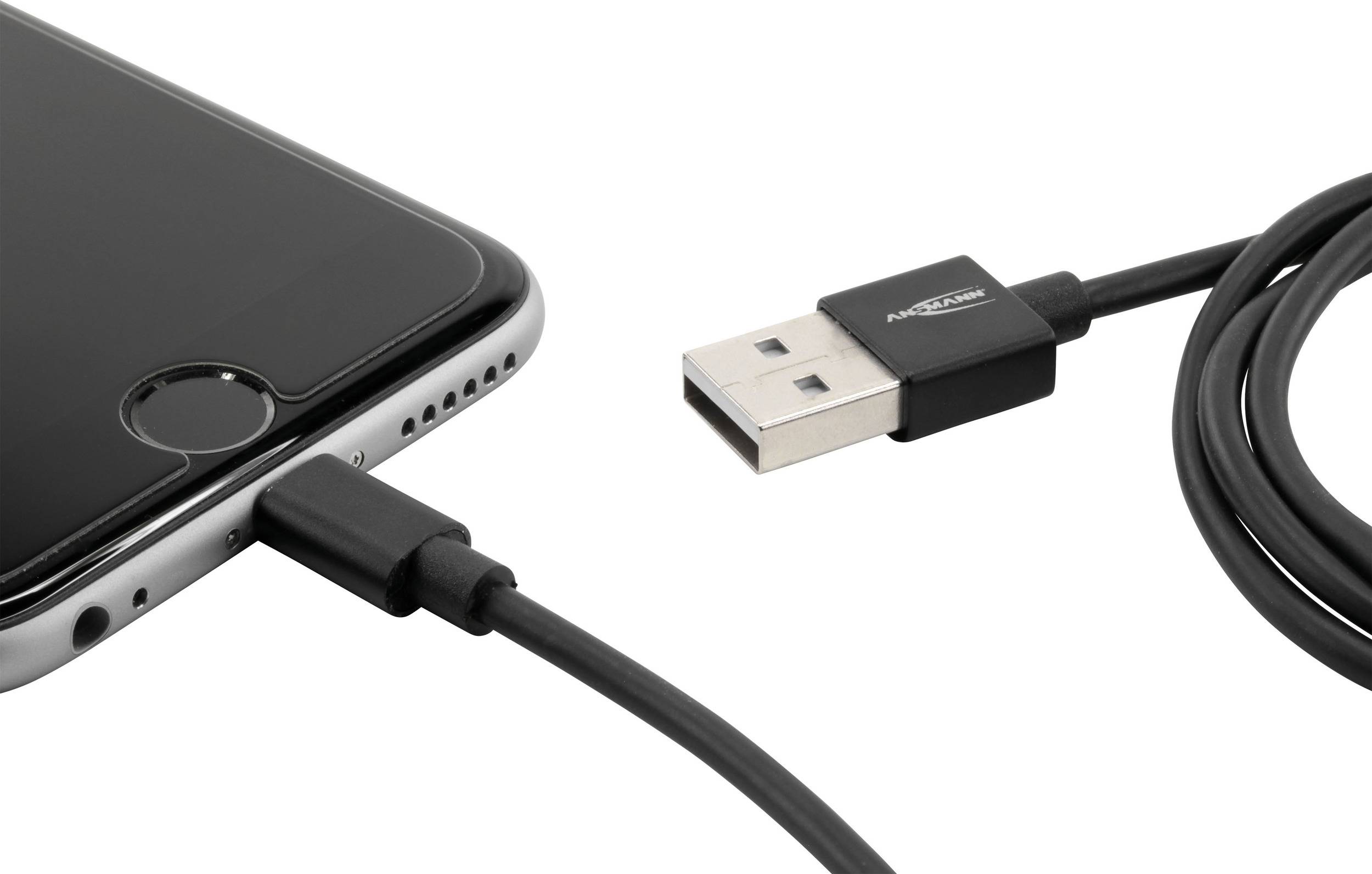Ein Smartphone ist per USB-Kabel mit einem Ladegerät verbunden. Der Fokus liegt auf der Verbindung, die das Aufladen des Geräts ermöglicht.