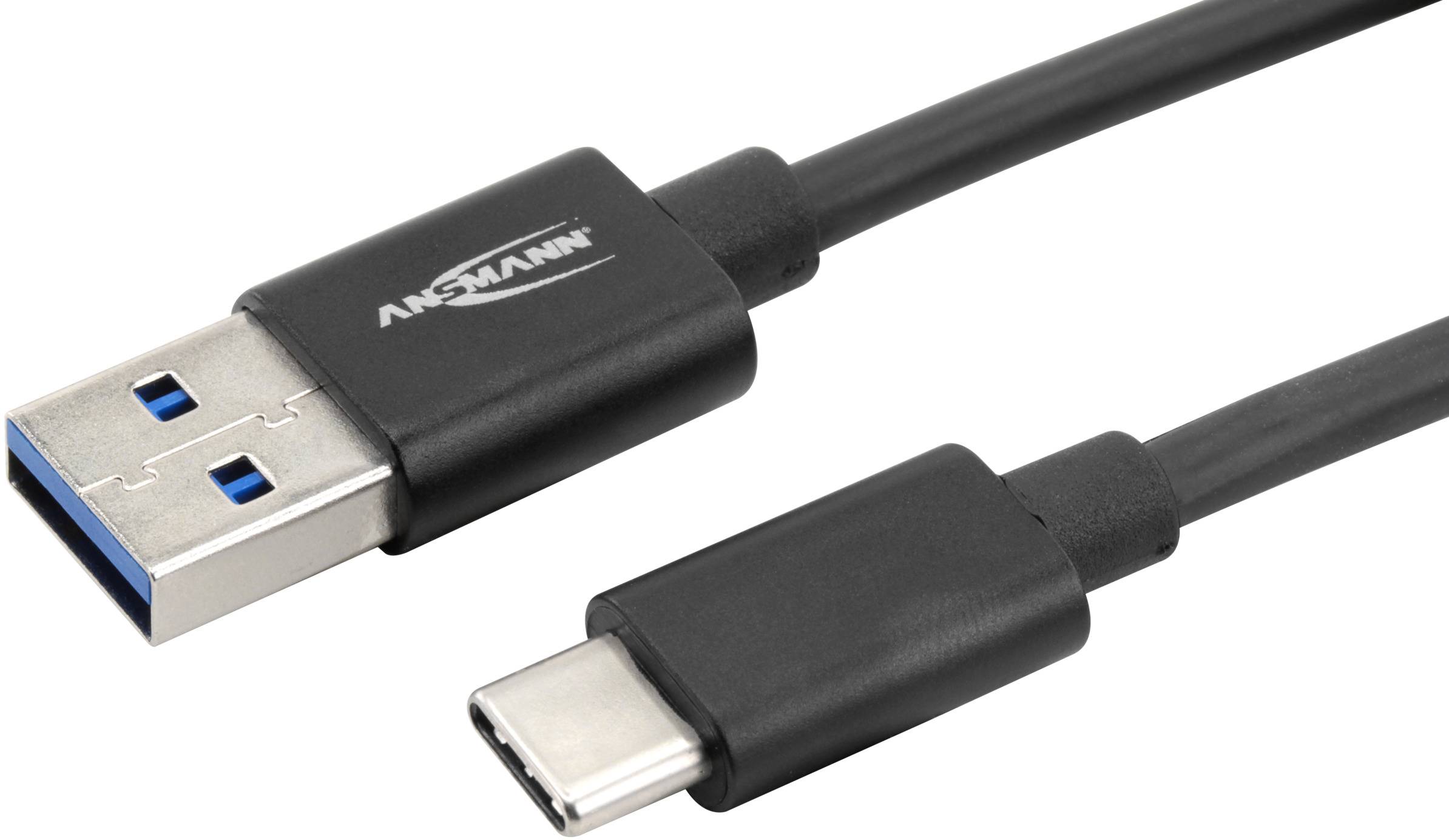 USB-Kabel mit einem USB-A-Stecker auf der linken Seite und einem USB-C-Stecker auf der rechten Seite, schwarzes Kabel.