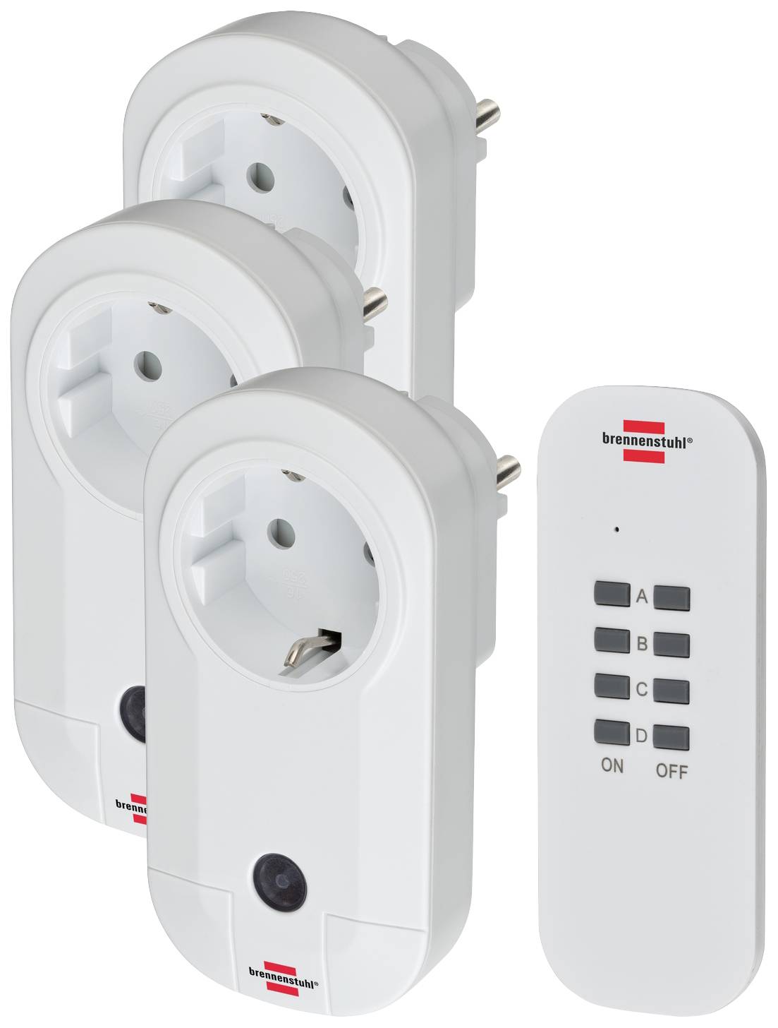 Drei weiße Steckdosen mit Fernbedienung; Tasten für vier Geräte und Ein/Aus-Schalter. Ideal zur Steuerung von Elektronikgeräten.