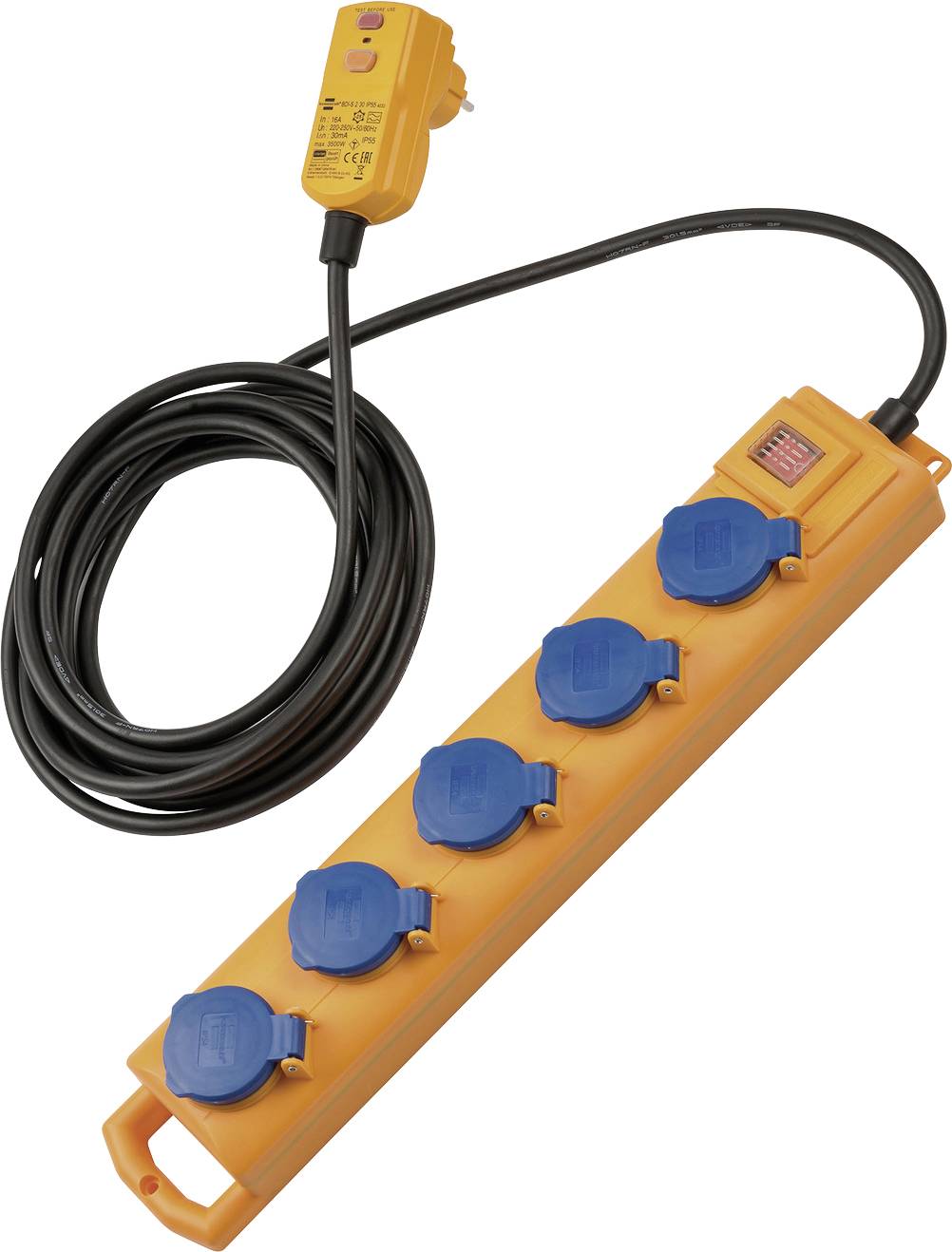 Orangene Kabeltrommel mit fünf blau ummantelten Steckdosen und einem gelben Inline-Sicherheitsschalter, aufgerolltes schwarzes Kabel auf weißem Hintergrund.