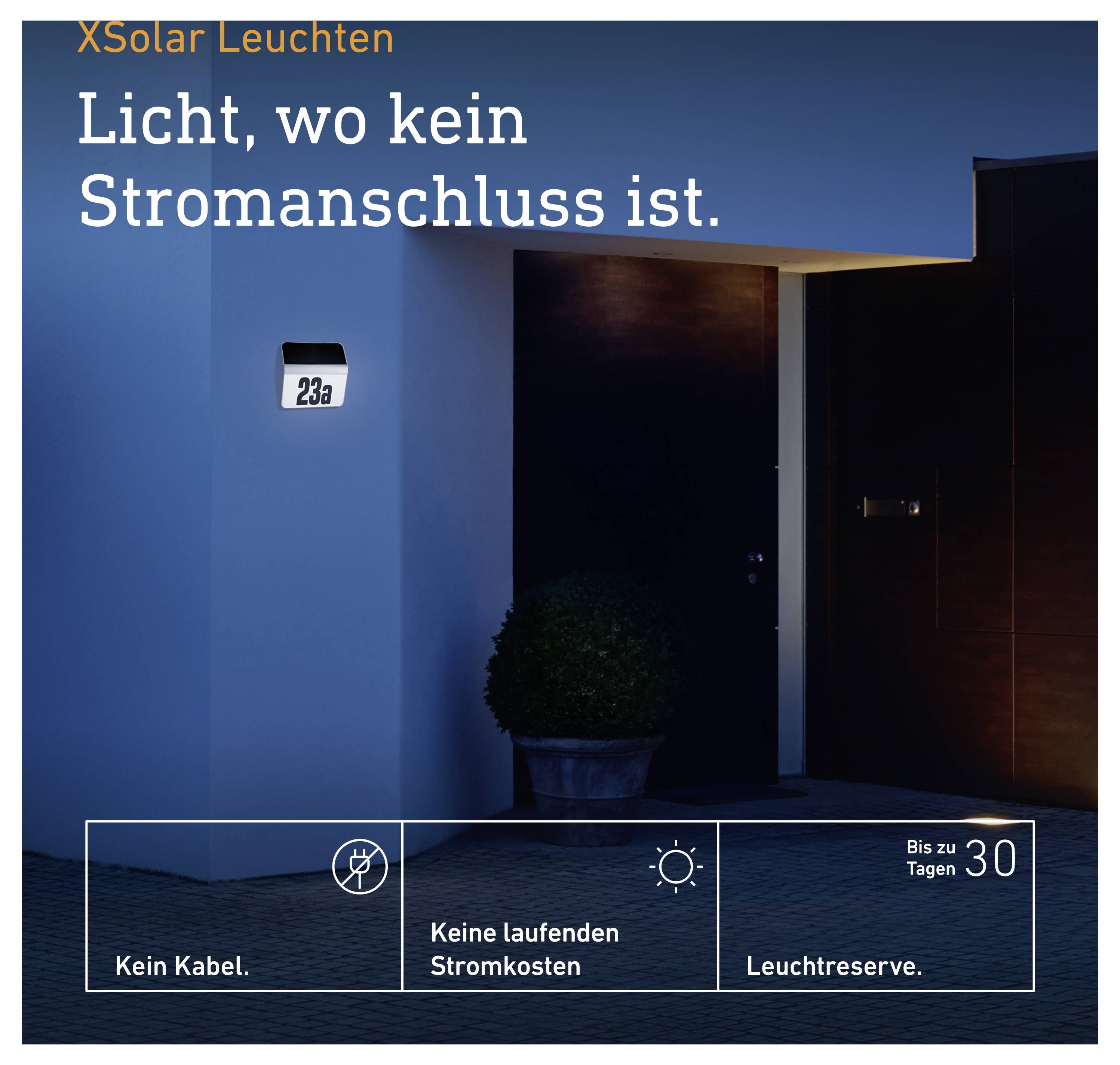Anzeigenbild für XSolar-Leuchten: Eine wandmontierte Leuchte neben einer dunklen Türöffnung mit dem Text „Licht, wo kein Stromanschluss ist." und den Vorteilen „Kein Kabel", „Keine laufenden Stromkosten", „Bis zu 30 Tage Leuchtreserve."