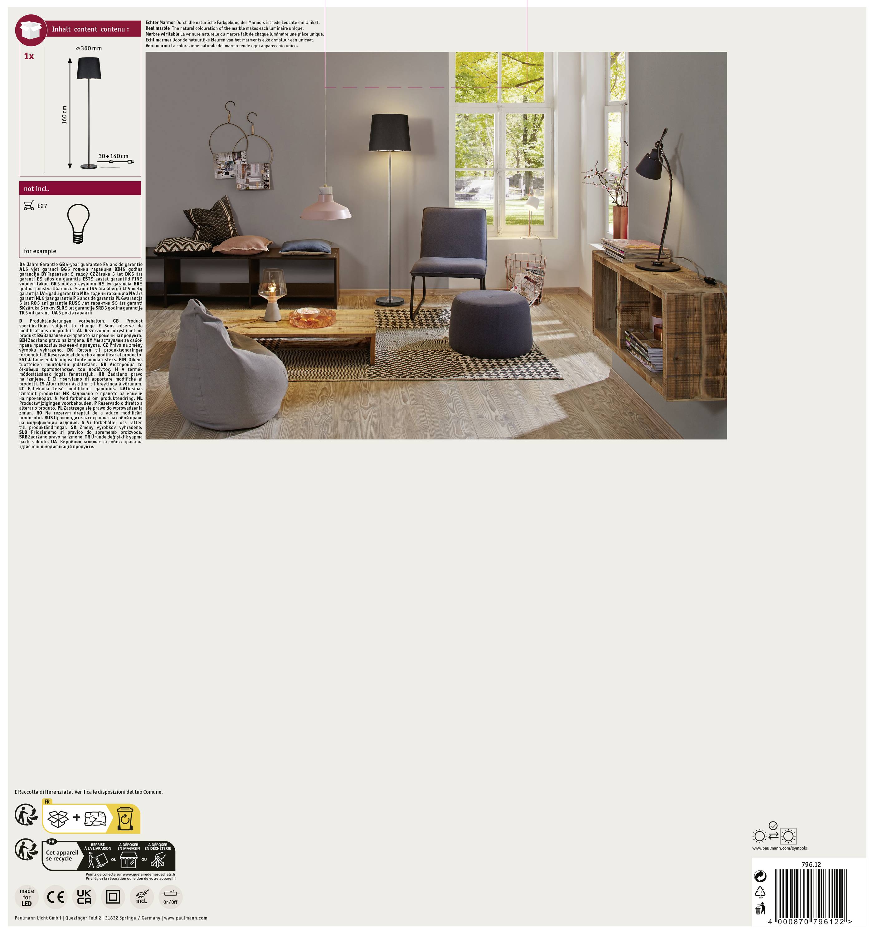 Ein Wohnzimmer mit moderner Einrichtung. Links eine Couch, rechts ein Regal, im Hintergrund ein Fenster. Helle und dunkle Farben kombiniert.