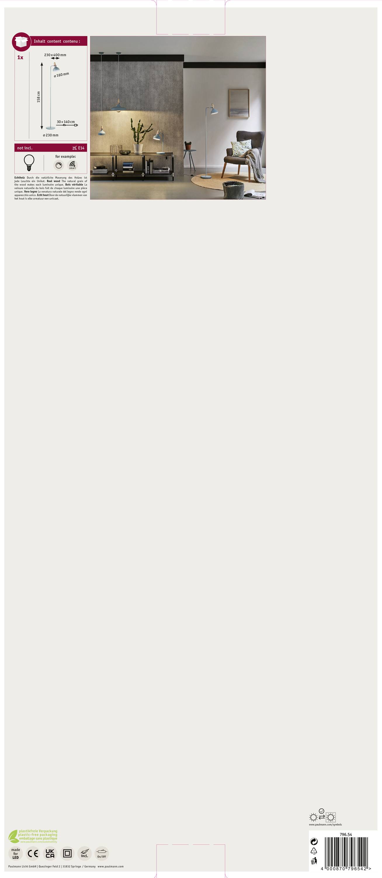 Stehlampe mit Holzstativ zeigt in einem Raum. Maße und technische Details illustrativ dargestellt. Rustikaler Wohnraum im Hintergrund.